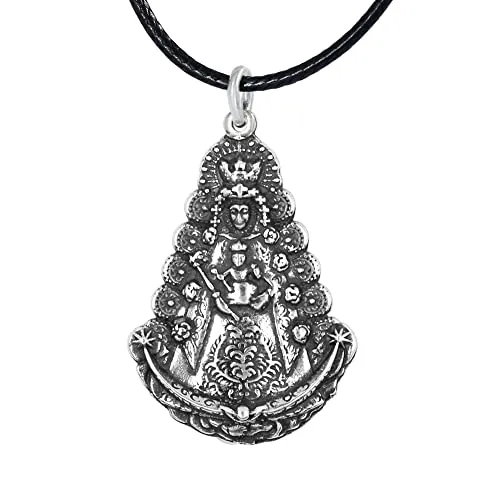 Colgante Virgen del Rocío de 41mm en plata envejecida. Este colgante lleva un cordón de hilo trenzado de 45cm. ajustable
