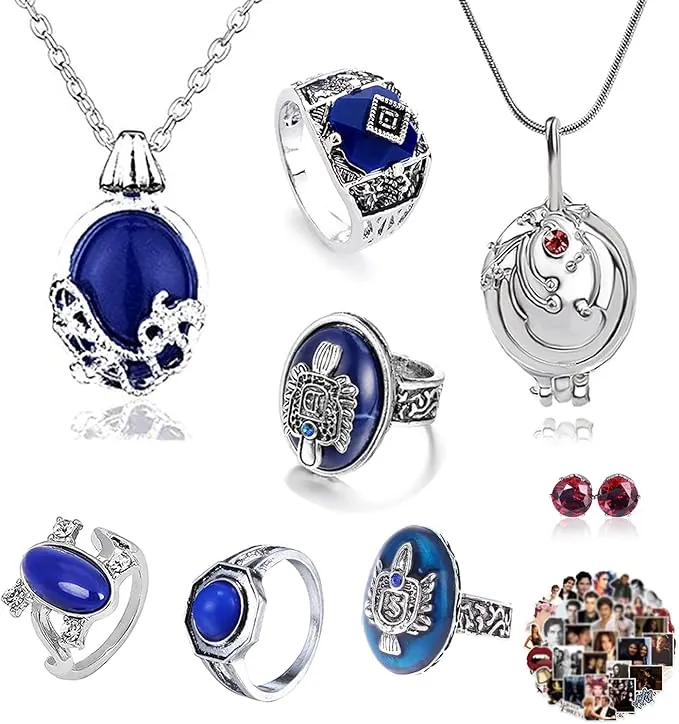 UoYu 28 piezas The Vampire Diaries Juego de pegatinas de joyería Elena Gilbert Apertura Vervain Locket Collar Zafiro Cristal Luz Día Familia Vampiro Cresta Anillos
