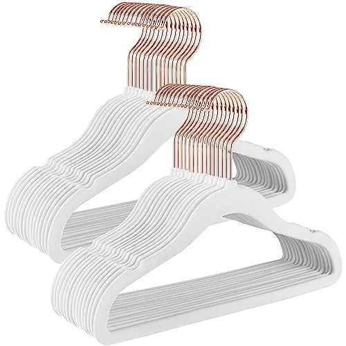 SONGMICS Perchas Infantiles, Juego de 50, Perchas de Terciopelo con Ganchos de Oro Rosa, Perchas Bebé Antideslizantes para Ropa del Armario, Abrigos para Bebés o Niños, Blanco Nube CRF027W01