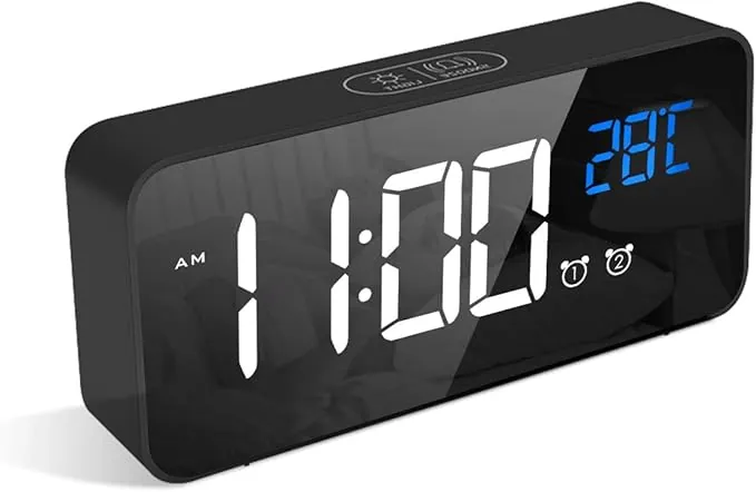 LATEC Reloj Despertador, LED Pantalla Reloj Despertador Digital con Espejo, Doble Alarma, Temperatura, Puerto de Carga USB, 10 Música, 4 Brillo Ajustable, 12/24H(Negro)
