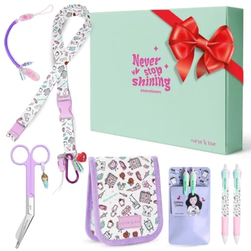 Nurse is Love Set 5 Pzas. Regalos Enfermera Original Y TCAE | Tijeras Enfermeria + Salva bolsillos Enfermeria + Bolígrafos 4 Tintas + Organizador De Bolsillo + Lanyard + Porta Tijeras | Accesorios