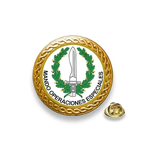 Pin emblema de la MOE Mando de Operaciones Especiales en gota relieve. Montado en base de 20 mm de diámetro de zinc dorado. Con biselado ornamental tipo guirnalda – enganche tipo mariposa