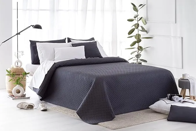 Todocama – Colcha boutí Fina con diseño piqué, para Primavera, Verano, otoño e Invierno. 100% Microfibra Extra Suave. Colcha Cubre Cama Multiusos. Cama 120/135-230x260cm Gris Oscuro