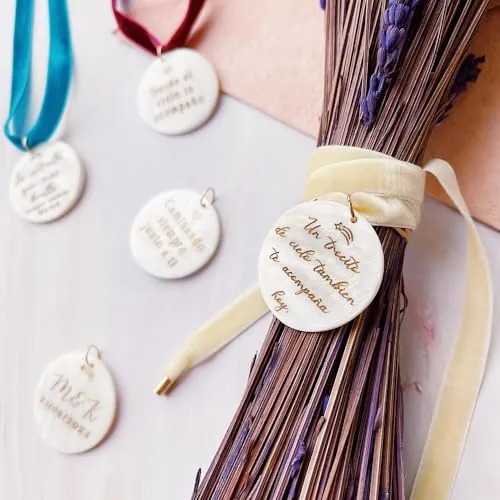 MONAMÍ - Medalla para ramo de novia en nácar personalizada grabada y esmaltada en dorado. Varios modelos y cintas a elegir. Grabamos la dedicatoria que desees. Regalo de boda para novia o madre