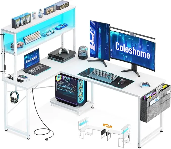 Coleshome Escritorio Gaming en L con LED y Enchufes, 135 × 100 cm Escritorio Gamer Reversible con Estantes, Escritorio Esquinero con Bolsa de Almacenamiento y Gancho para Jugadores, Blanco