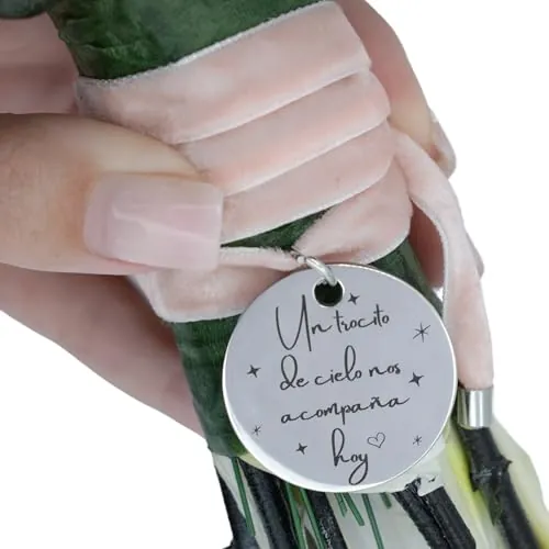 Medalla ramo de novia personalizado | Chapa redonda boda (Un trocito de cielo nos acompaña hoy) | Regalo de boda para novia | Acero inoxidable en plata | Cinta de terciopelo rosa palo