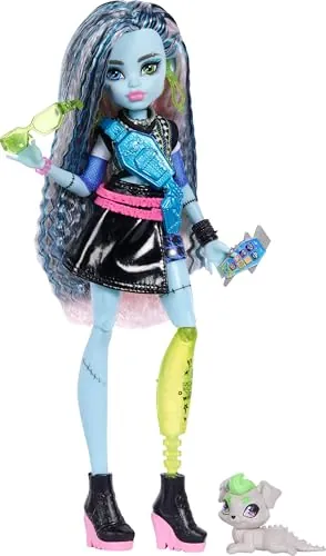 Monster High Frankie Stein Muñeca con Perro | Frankenmonster con suéter y falda negra, mascota Watzie y 7 accesorios: auriculares, riñonera, snacks, JHK31