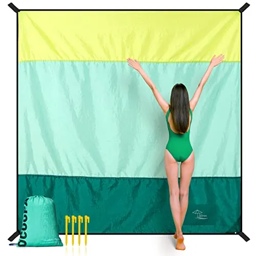 OCOOPA Manta de Playa, Extra Grande, a Prueba de Arena e Impermeable, Alfombra de Picnic, Libre de Arena, Cómoda, Nylon Paracaídas Duradero 210T, Ligera, 4 Estacas y 1 Bolsa de Viaje, S09