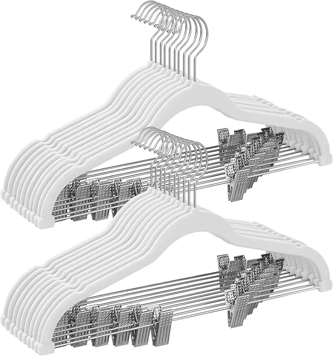 SONGMICS Perchas para Pantalones, 20 Perchas de Terciopelo, 42,5 cm de Largo, con Clips Ajustables, Antideslizantes, Ahorra Espacio, para Pantalones, Abrigos, Vestidos, Blanco CRF012W20