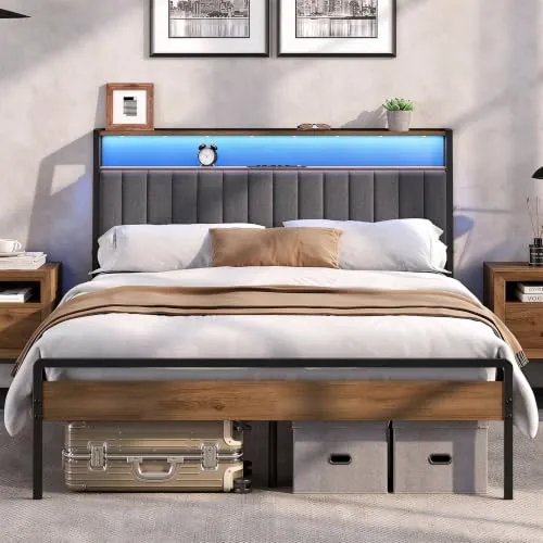 Yaheetech Marco de Cama Doble 140 × 200 cm con Cabecero Tapizado | Estructura de Cama con luces LED y Estación de Carga, Estantes de Almacenamiento de 2 Niveles, Marrón Caramelo/Gris