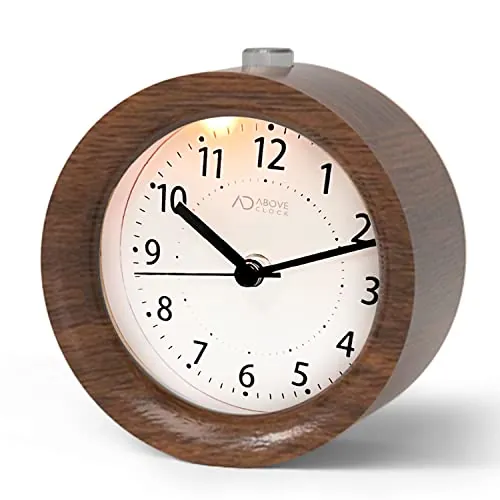 aboveClock Reloj Despertador analógico con Función Snooze, Despertador Silencioso Sin Tic TAC, Despertador Vintage a Pilas con Luz - Color marrón Oscuro