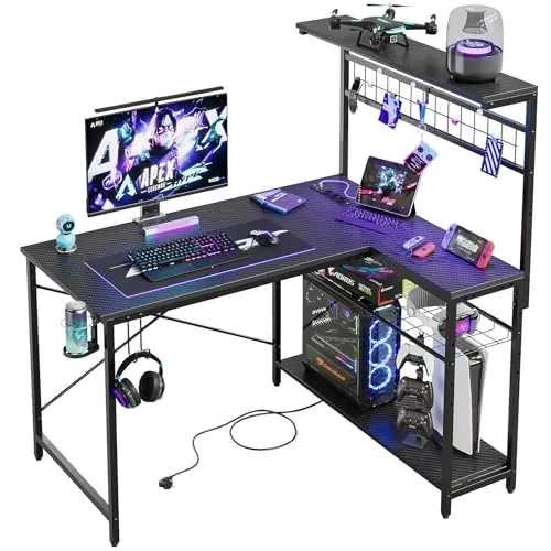 Bestier Escritorio en forma de L con enchufes, iluminación LED, superficie de fibra de carbono y amplio espacio de almacenamiento, perfecto para oficina en casa y juegos
