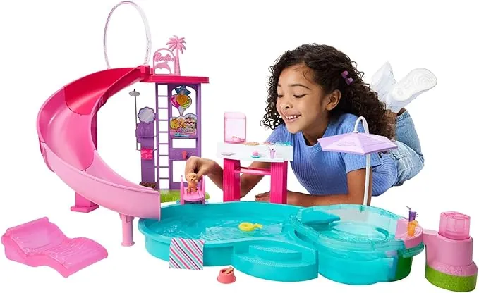 Barbie Piscina de ensueño Conjunto de Juego con 6 Zonas de Juego, Incluyendo un Jacuzzi con tobogán y Burbujas, además de más de 20 Accesorios como Mascotas, flotadores y Mucho más, JKG83