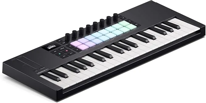 Novation Launchkey Mini 37 [MK4]: Controlador de teclado MIDI portátil, 37 teclas, USB e integración DAW. Modos Chord y Scale, pads de percusión, arpegiador y paquete de software de creación musical