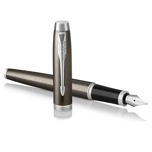 Parker IM pluma estilográfica | color café oscuro | con plumín mediano y recambio de tinta azul | en estuche de regalo