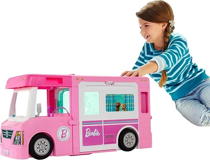 Barbie Caravana DreamCamper 3 en 1, Aprox. 1m; Autocaravana transformable con Piscina, camioneta, Barca y 50 Accesorios; para niñas y niños + 3 años, GHL93