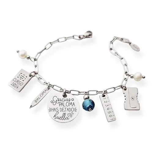 Pulsera para profesora, con el nombre personalizado y abaloriso colgando. Modelo CUCQUI-2. Regalos para profesores. (Gracias (nombre) has dejado huella)