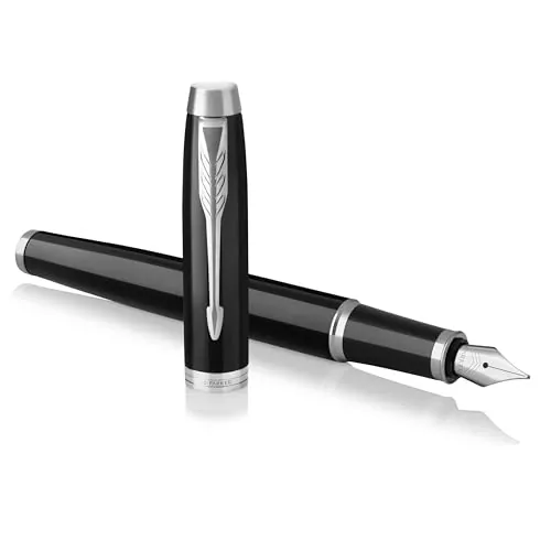 Parker IM pluma estilográfica | lacada en negro con adorno cromado | plumín fino y recambio de tinta azul | en estuche de regalo