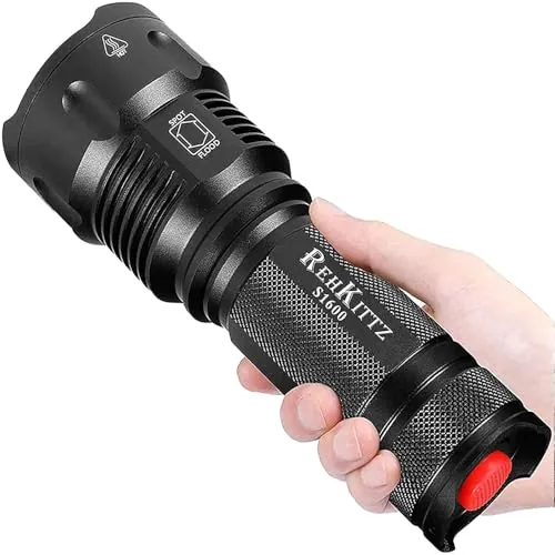 REHKITTZ Linterna LED, 3300 Lúmenes, Superbrillante | Cuerpo Grande, Zoom Ajustable, Larga Autonomía, Cuerpo Robusto de Aluminio, Resistente a Salpicaduras, 3 Modos de Iluminación