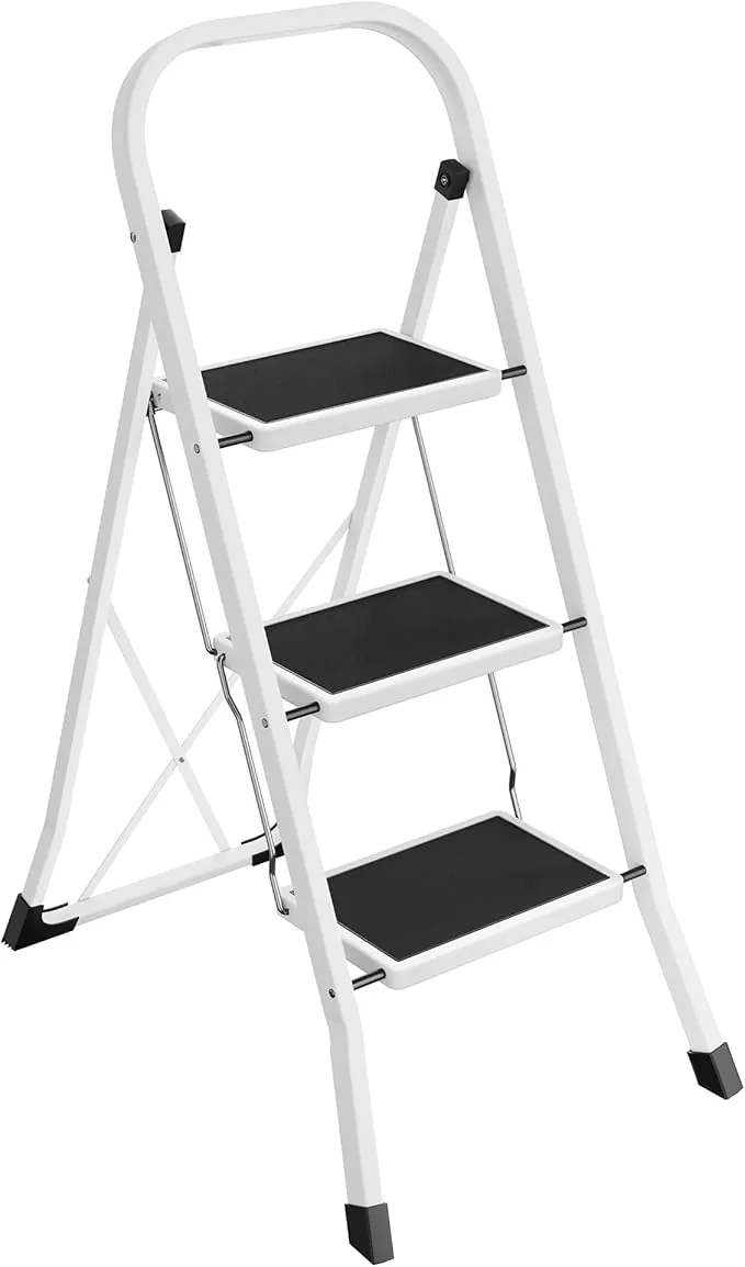 SONGMICS Escalera de Tijera, Escalera con 3 Peldaños, Peldaño Plegable, Bloqueo de Seguridad, Fácil de Guardar, Carga hasta 150 kg, Blanco Simple GSL03WT