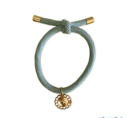 Pulsera Niña Escapulario Dorado con Correa Elástica de Nailon Color Azul, Regalo para Primera Comunión, Cumpleaños, Santos, Confirmación