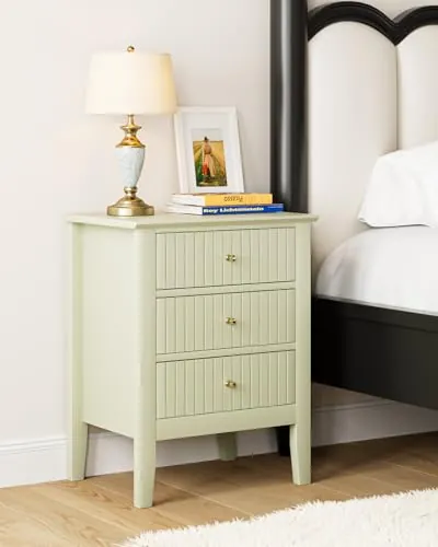 HEYZOEY Mesita Noche Vintage con 3 Cajones, Mesilla de Noche Estilo Rústico Granja con Tiradores Dorados, Mesa Auxiliar para Dormitorio y Salón, Verde Pistacho (45 × 35 × 61 cm)