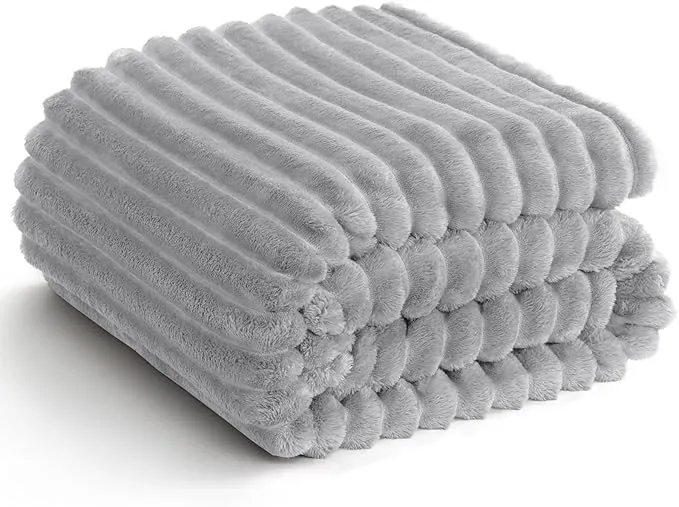 WAVVE Manta Suave y Esponjosa – Mantas Extra Grande con Diseño de Cordón Grueso y Rayas Anchas, Franela para Cama 135/150, Gruesa Cálida y Acogedora para Sofá e Invierno, Gris Claro, 220 x 240 cm