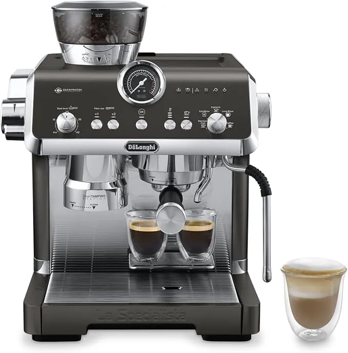 De'Longhi La Specialista Opera EC9555.BK, Máquina de Café Espresso con Molinillo Integrado, Función Cold Brew, Incluida Varilla para Espumar Leche, Incluye Accesorios Barista, Negro