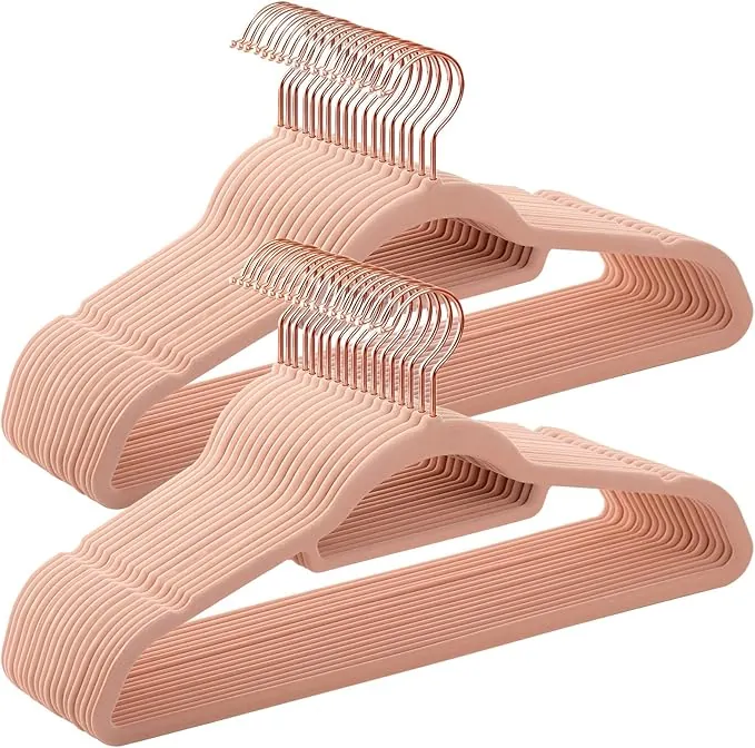 SONGMICS Percha de Terciopelo, Juego de 50, Antideslizantes, con Barra Corbata y Gancho Oro Rosa, 0,6 cm Espesor, Ahorra Espacio, 43,5 cm Largo, Abrigo Pantalón, Rosa Coral CRF21PK50