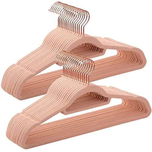 SONGMICS Percha de Terciopelo, Juego de 30, Antideslizantes, con Barra Corbata y Gancho Oro Rosa, 0,6 cm Espesor, Ahorra Espacio, 43,5 cm Largo, Abrigo Pantalón, Rosa Coral CRF21PK30