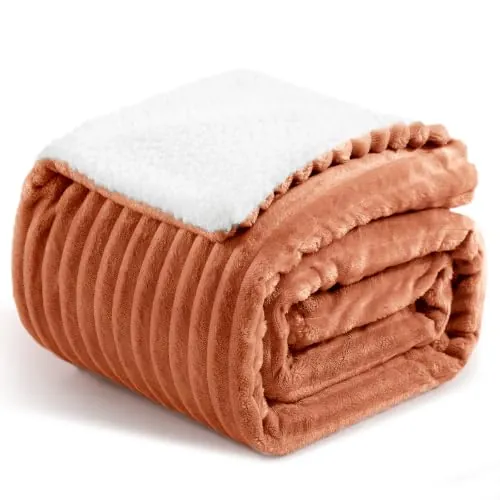 Aisbo Manta Cama Invierno para Cama, Sherpa Franela Reversible Polar con Cordón para Sofá, Borreguito Gruesa, Suave, Caliente, Sillón, Transpirable para Invierno (Naranja Tostado, 130 x 150 cm)