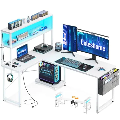 Coleshome Escritorio Gaming en L con LED y Enchufes, 135 × 100 cm Escritorio Gamer Reversible con Estantes, Escritorio Esquinero con Bolsa de Almacenamiento y Gancho para Jugadores, Blanco