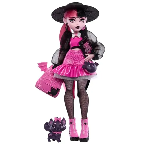 Monster High Draculaura Muñeca con Sombrero | Vampira con ropa rosa y negra, mascota Count Fabulous y accesorios: mochila, libro de hechizos, HRP64