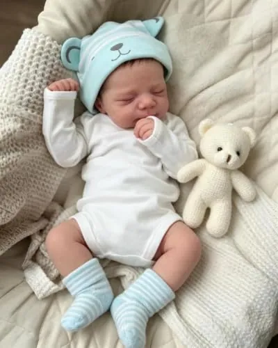 Muñeca Bebé Reborn de Silicona Completa, 45 cm, Durmiendo, con Gorro de Oso, Body Blanco, Calcetines, Chupete, Pañal, Biberón y Certificado de Nacimiento