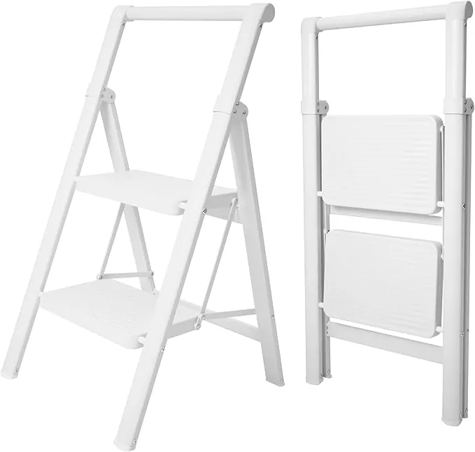 UZIRO Escalera Plegable 2 Peldaños, Liviana y Compacta, Diseño Decorativo, Peldaños Anchos Antideslizantes, Ideal para Uso en Hogar, Cocina y Oficina, Fácil de Guardar (Blanco, 2 Peldaños)