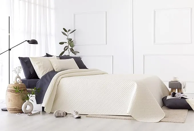 Todocama – Colcha boutí Fina con diseño piqué, para Primavera, Verano, otoño e Invierno. 100% Microfibra Extra Suave. Colcha Cubre Cama Multiusos. Cama 120/135-230x260cm Beige
