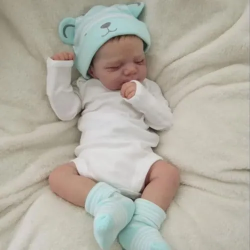 Muñeca Bebé Reborn de Silicona Completa, 45 cm, Durmiendo, con Gorro de Oso, Body Blanco, Calcetines, Chupete, Pañal, Biberón y Certificado de Nacimiento