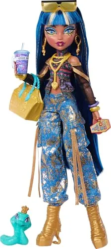 Monster High Cleo De Nile Muñeca con Mascota Cobra | Momia con top corto y pantalones cargo dorados, mascota serpiente Hissette y 7 accesorios como ensalada, batido, JHK32