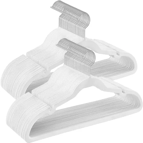 SONGMICS Perchas de Terciopelo, Juego de 50 Piezas, Antideslizantes, Ranuras para Hombros, Barra para Pantalones, Gancho Giratorio 360°, 0,6 cm de Grosor, 43 cm Largo, Blanco Clásico CRF029W05