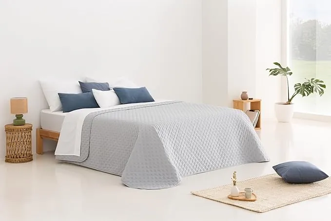 Todocama – Colcha boutí Fina con diseño Estrella, para Primavera, Verano, otoño e Invierno. 100% Microfibra Extra Suave. Cubre Cama Multiusos. Cama 80/90-180x260cm Gris Claro