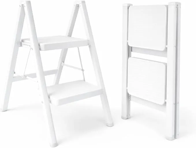 UZIRO Escalera Plegable 2 Peldaños, Escaleras Decorativa, Peldaños Anchos Antideslizantes, Ideal para Uso en Hogar, Cocina y Oficina, Fácil de Guardar y Transportar, Resistente (Blanco, 2 Peldaños)
