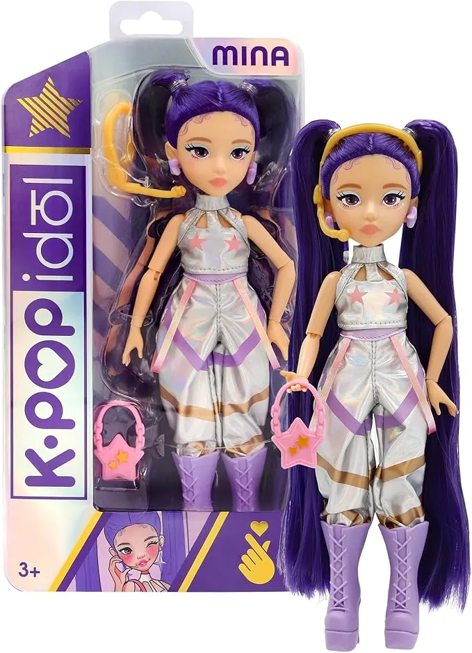 K-POP IDOL Muñeca Mina Fashion Doll Estilo K-Pop Starlight, Cabello Morado con Coletas. 3 Accesorios para Crear Outfits Optimo para Fans a Partir de 3 Años de Edad